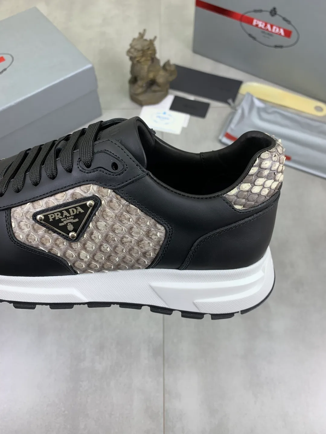 Men's men's shoes💰P580💰【New model】Top quality, new popular models on the official website, which will never go out of style for a century,🆘 The trendy brand (Prada) mainly promotes popular models, avant-garde and versatile fashionable men's shoes, privately molded, with cowhide splicing and 1:1 oil edge treatment... fashionable and simple, original imported cowhide with python skin, cowhide leather lining for feet; the atmosphere and personality are more fashionable, eye-catching and pursuing class. It will subvert the old idea and be a must-have for fashionistas who want to spend time with you! Must keep it! High-end comfortable and low-cost, high-end quality workmanship. Size: 38-44 Various colors available. full package